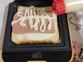 挤上适量的沙拉酱！也可以用芝士，奶酪来代替！