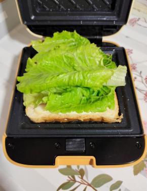 取两片嫩嫩的生菜叶放在上面！