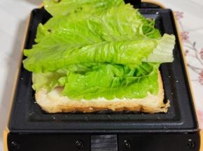 取两片嫩嫩的生菜叶放在上面！