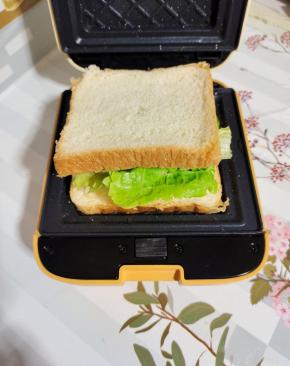 最后在上面盖一片吐司面包！