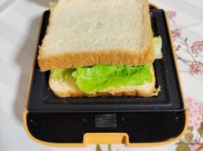 最后在上面盖一片吐司面包！