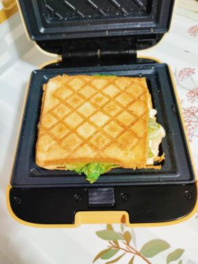 做好的三明治颜色金黄酥脆，好漂亮啊！