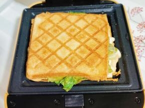 做好的三明治颜色金黄酥脆，好漂亮啊！