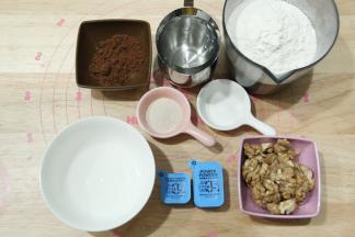 准备材料。核桃用烤箱150度，烤10分钟烤香，切碎。黑咖啡粉加20克热水搅匀后晾凉。