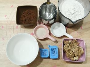 准备材料。核桃用烤箱150度，烤10分钟烤香，切碎。黑咖啡粉加20克热水搅匀后晾凉。