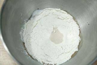 将水、咖啡液、高粉倒入打面桶，盐放角落，与酵母分开放置。