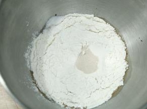 将水、咖啡液、高粉倒入打面桶，盐放角落，与酵母分开放置。