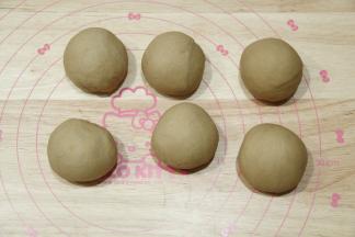 一档混合成团后转2-3档揉至面团非常光滑，取出面团，折叠收圆后均匀分成6份，右手握住面团，逆时针滚圆，盖保鲜膜松弛10-15分钟。