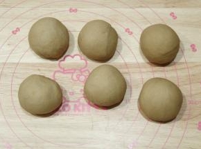 一档混合成团后转2-3档揉至面团非常光滑，取出面团，折叠收圆后均匀分成6份，右手握住面团，逆时针滚圆，盖保鲜膜松弛10-15分钟。