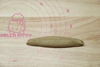 从上往下卷起，每卷一圈都要往里按压一下，尽量排出空气。最后收口，捏紧！一定要捏紧！