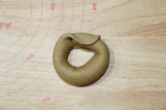 然后将细的一头转圈到宽宽的另一头面片上。