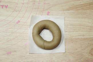 用宽面片将另一头完全裹起来，接口处使劲捏紧！防止烤的时候爆开。如果捏的很紧，烤的时候还是开，也没有关系，就是造型会没那么好看！整形好，防止在方形油纸上。