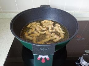 锅中加适量油，油温六成热将肉块一条一条入锅中油炸。