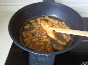 炸到表皮变色捞出，油温再次升高再复炸一次，炸到表面酥脆捞出。