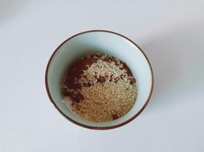 面粉、红糖和白芝麻放入碗里。