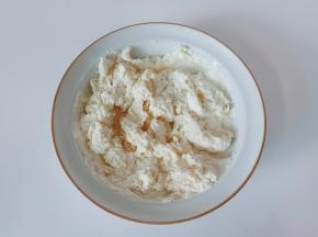 面粉里加开水，边加边搅拌成絮状。