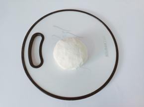 戴上手套揉成光滑的面团。