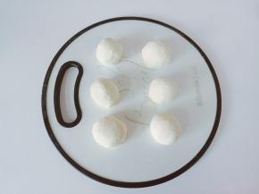 将面团分成六等份，盖上保鲜膜。