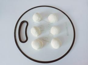 将面团分成六等份，盖上保鲜膜。