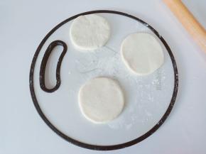 将面团揉圆擀成两边薄中间厚。