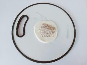 放上一勺红糖馅。