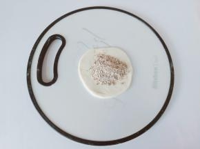 放上一勺红糖馅。