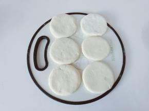 将面团按扁擀薄。