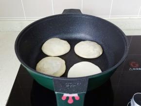 锅里刷一层食用油，放上红糖饼。