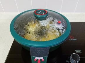 盖上盖子，全程开小火煎。