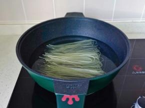 将米粉冷水下锅。