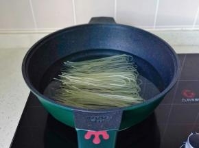 将米粉冷水下锅。