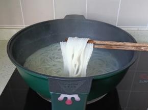 煮至沸腾调中火煮八分钟捞出备用。