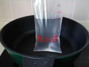 锅里倒入400ml的清水。