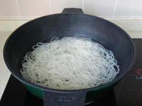 放入已经煮好的米粉。