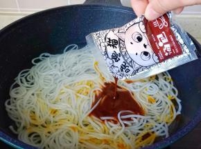 加入螺蛳汤包。