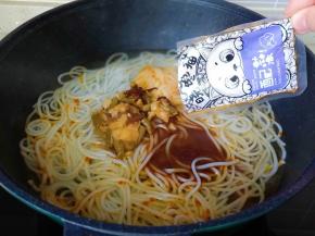 加入配菜开大火煮沸。