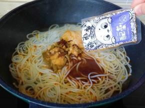 加入配菜开大火煮沸。