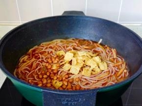 加花生、醋拌均匀即可出锅。