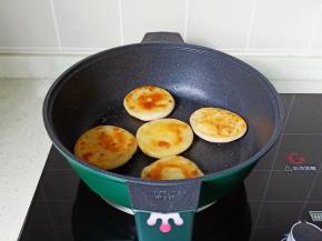 煎至两面金黄即可。