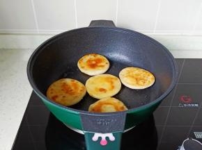 煎至两面金黄即可。