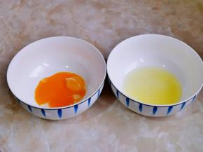 蛋白与蛋黄分别在无油无水的器具中。