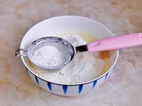 筛入称好的低筋面粉。