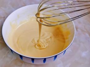 翻拌均匀无干粉，提起打蛋器面糊自由流动状态，放旁边备用。