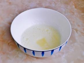 蛋白中滴入几滴白醋或柠檬汁，分三次加入白砂糖打发。