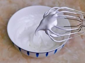 打至提起打蛋器有微微的弯勾即可。