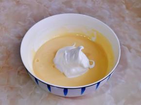 取一半蛋白霜加入蛋黄糊中翻拌均匀。