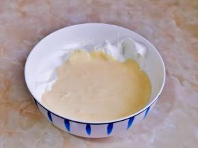 将蛋黄糊倒入蛋白霜的容器中翻拌均匀。