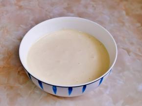 做好的松饼糊，轻轻震几下将气泡震出。