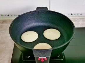 将不粘煎锅小火加热30秒，盛入松饼糊堆圆形。