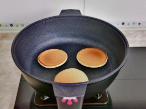 翻面再煎2分钟，将面糊依次做完。